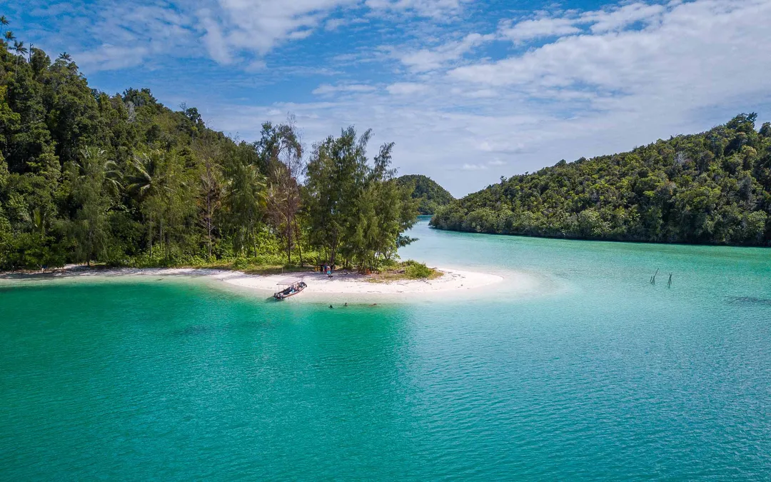 Charlie & Sarah in Raja Ampat — photo 3